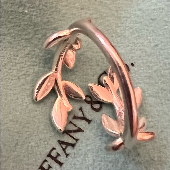 Tiffany & Co. Paloma Picasso®
Olive Leaf Bypass Ring Sterling Silver - Picture 3 of 8